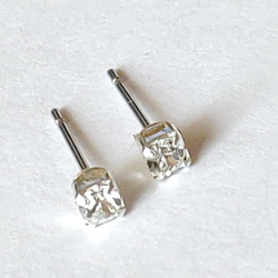 【オーストリア製　swarovski　クリスタル　３mm 　極小　ピアス】 2枚目の画像