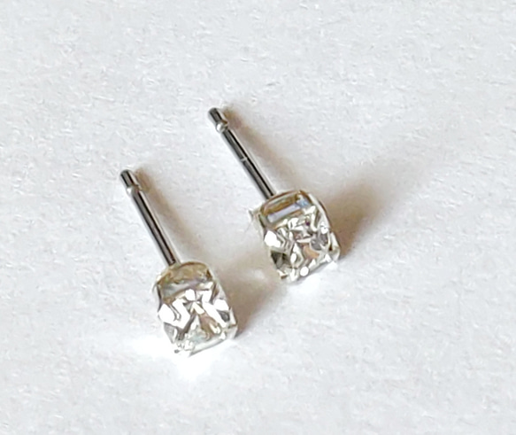 【オーストリア製　swarovski　クリスタル　３mm 　極小　ピアス】 2枚目の画像