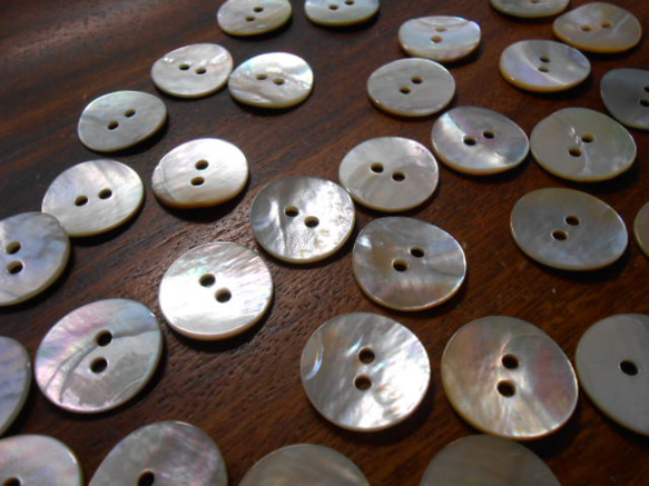 アコヤ貝のボタン　20mm　2穴　12個 3枚目の画像