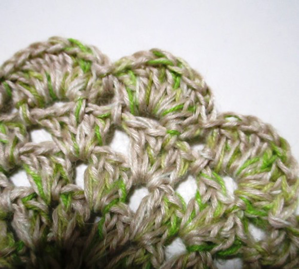 かぎ針編み 麻100％のコースター・モチーフ5枚セット　ナチュラル×グラスグリーン 3枚目の画像