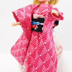【リカちゃん用着せ替え服】幾何学模様の着物・スクエア・ピンク・振袖・帯セット 2枚目の画像