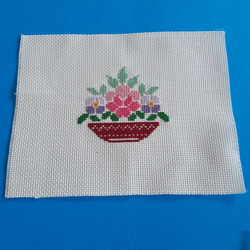 完成品✨美品 ハンドメイド クロスステッチ 刺繍 牡丹 お花 花瓶 ☆完成品☆ハンドメイド クロスステッチ 刺繍 牡丹 お花 花瓶