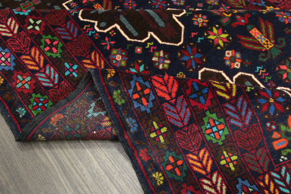 多色使いの美しいペルシアンバルーチ　手織り絨毯　部族絨毯　トライバルラグ　アクセントラグ　113x194cm　＃141 