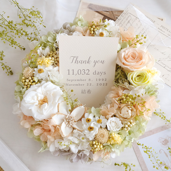【結婚祝い・BOXラッピング付・Sサイズ(直径18cm)】バラと小花のお花いっぱいラウンドリース ‹オレンジ› 6枚目の画像