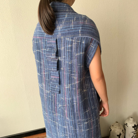 襟高め縦長ですっきり貫頭衣風手織り綿ベスト　後ろ部分も縦アクセント　青絣 