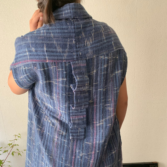 襟高め縦長ですっきり貫頭衣風手織り綿ベスト　後ろ部分も縦アクセント　青絣 