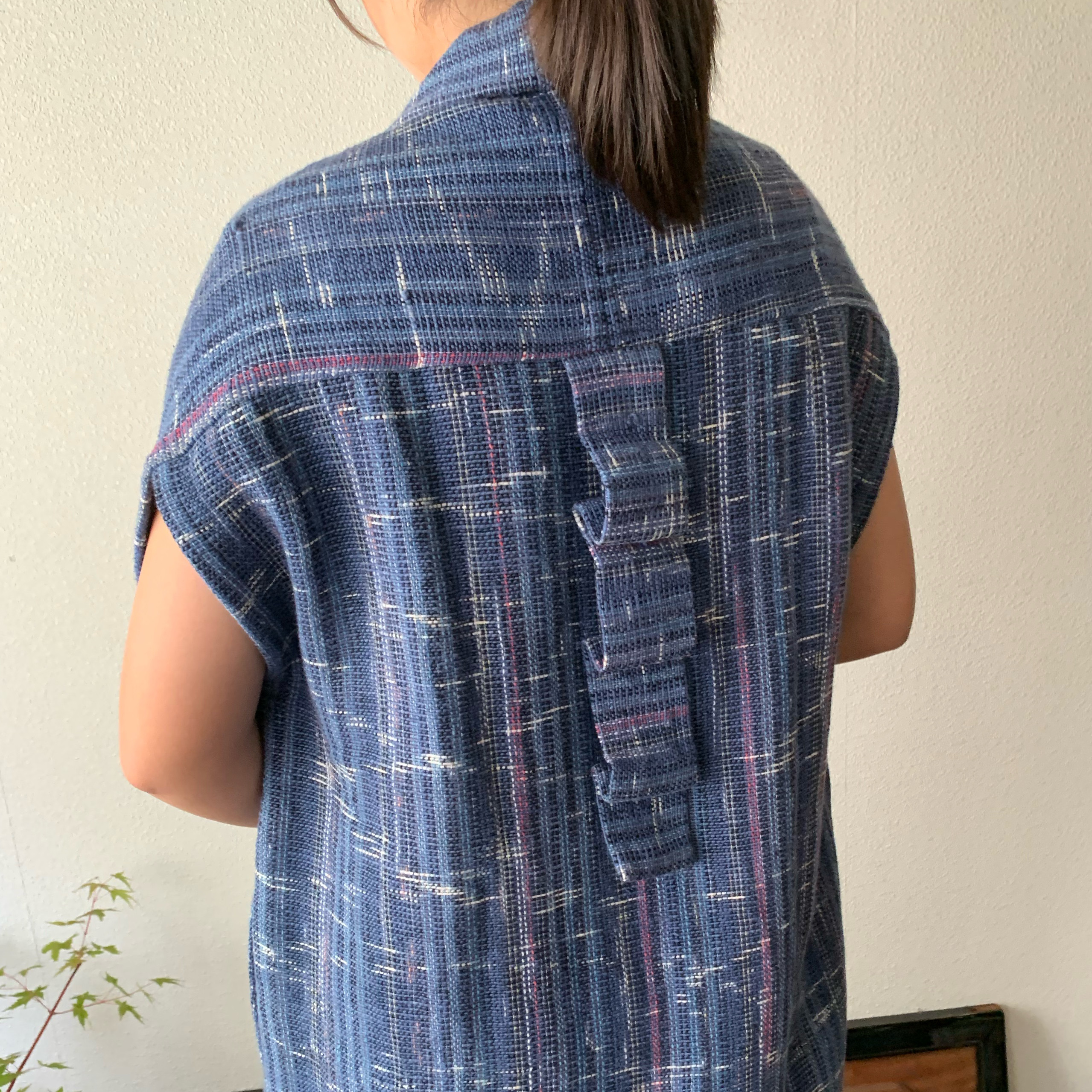 襟高め縦長ですっきり貫頭衣風手織り綿ベスト　後ろ部分も縦アクセント　青絣 16,245円