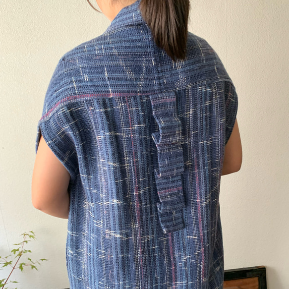 襟高め縦長ですっきり貫頭衣風手織り綿ベスト　後ろ部分も縦アクセント　青絣 