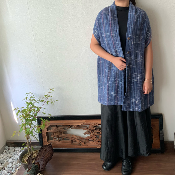 襟高め縦長ですっきり貫頭衣風手織り綿ベスト　後ろ部分も縦アクセント　青絣 