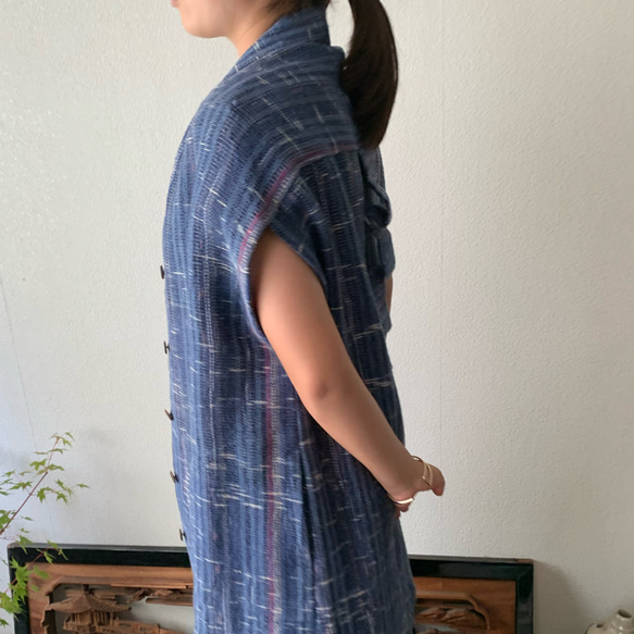 襟高め縦長ですっきり貫頭衣風手織り綿ベスト　後ろ部分も縦アクセント　青絣 