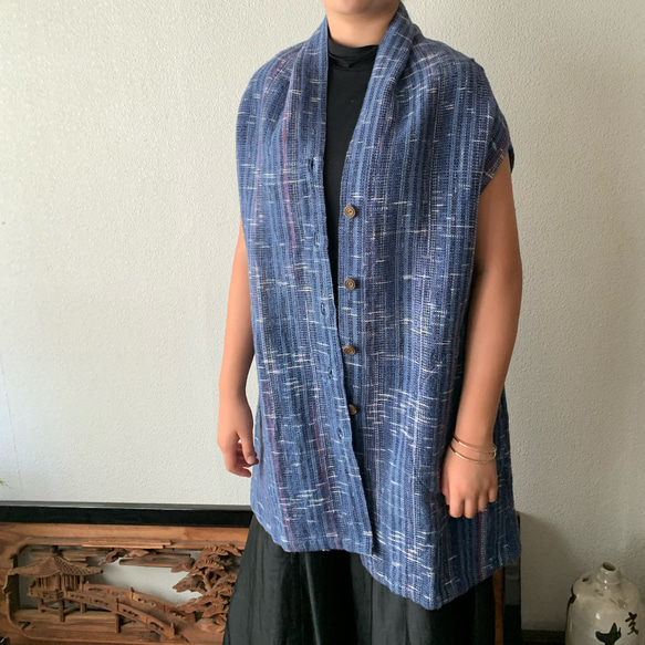 襟高め縦長ですっきり貫頭衣風手織り綿ベスト　後ろ部分も縦アクセント　青絣 