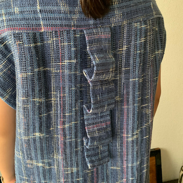 襟高め縦長ですっきり貫頭衣風手織り綿ベスト　後ろ部分も縦アクセント　青絣 