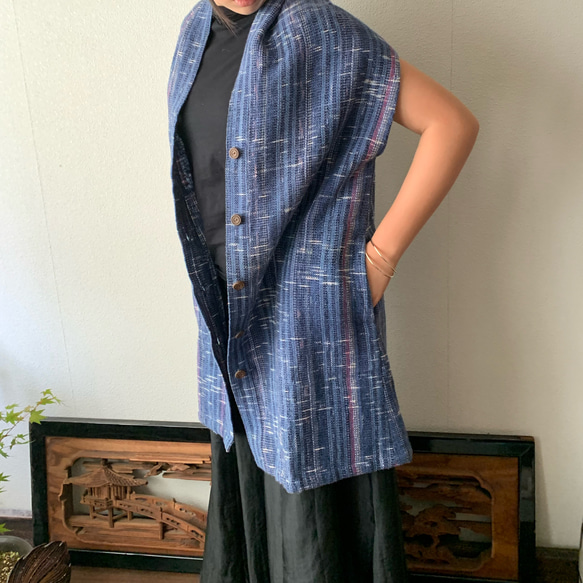 襟高め縦長ですっきり貫頭衣風手織り綿ベスト　後ろ部分も縦アクセント　青絣 