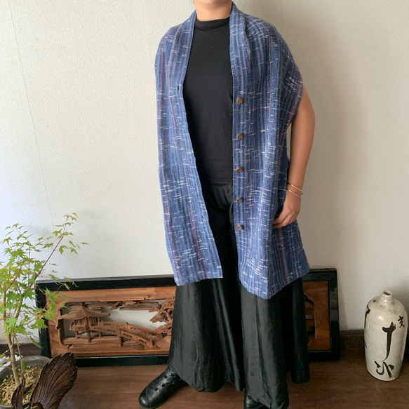 襟高め縦長ですっきり貫頭衣風手織り綿ベスト　後ろ部分も縦アクセント　青絣 