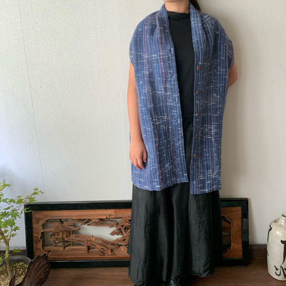 襟高め縦長ですっきり貫頭衣風手織り綿ベスト　後ろ部分も縦アクセント　青絣 