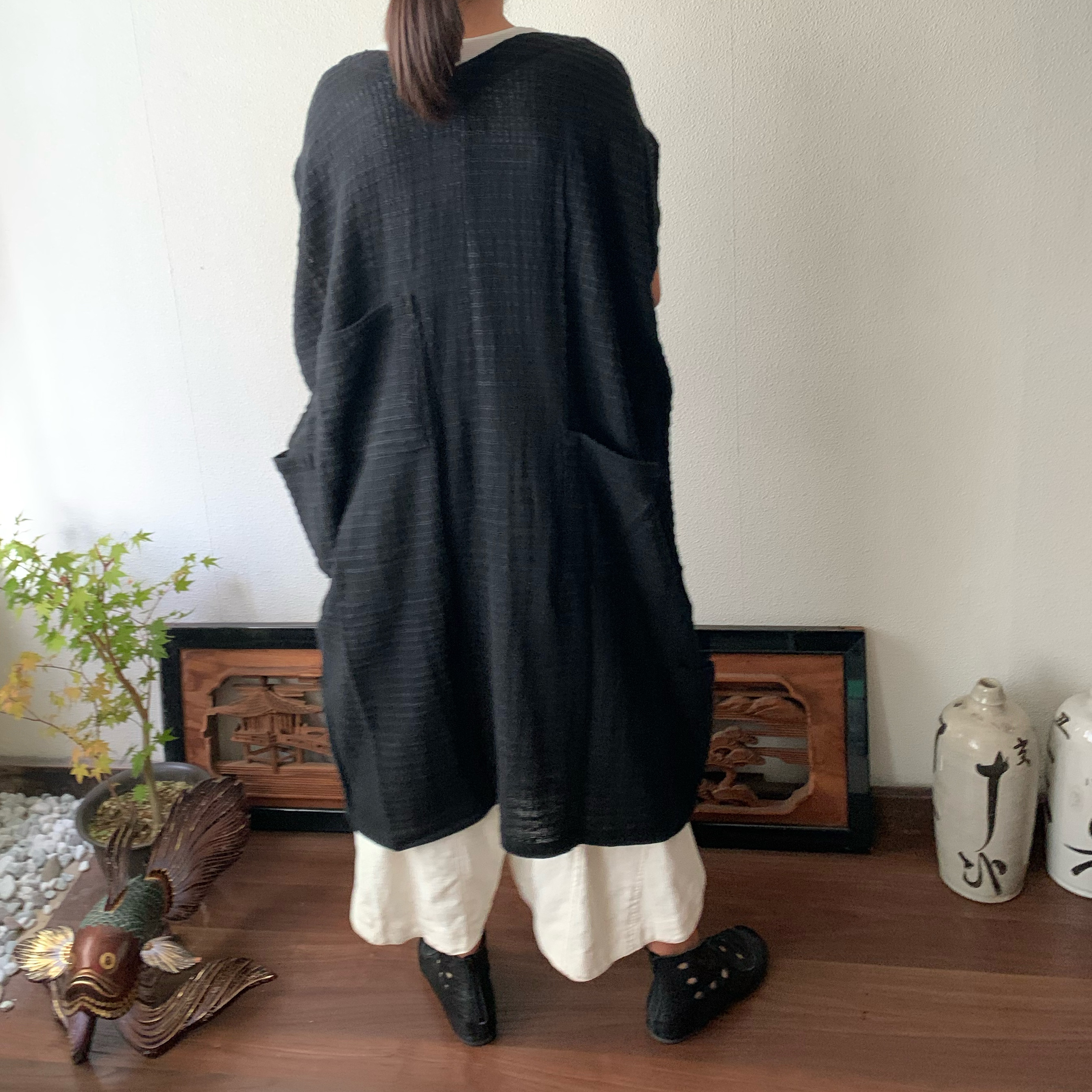 前後で着こなせる手織り綿ワンピース　一着で何通りも楽しめ、袖とポケットでも遊ぶ　黒無地