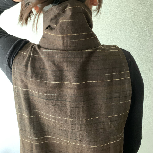 手織り綿のロング丈ベストワンピース　ハイカラーと直線裁ちの脇でシャープなラインが際立つ10年続くロングセラー　茶絣 11枚目の画像