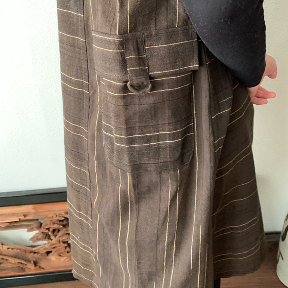 手織り綿のロング丈ベストワンピース　ハイカラーと直線裁ちの脇でシャープなラインが際立つ10年続くロングセラー　茶絣 13枚目の画像
