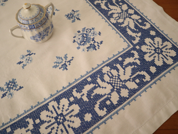 フランスの手仕事/細やかな青いお花の白抜き手刺繍 テーブルクロス　(ヴィンテージ） 8枚目の画像