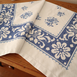 フランスの手仕事/細やかな青いお花の白抜き手刺繍 テーブルクロス　(ヴィンテージ） 9枚目の画像