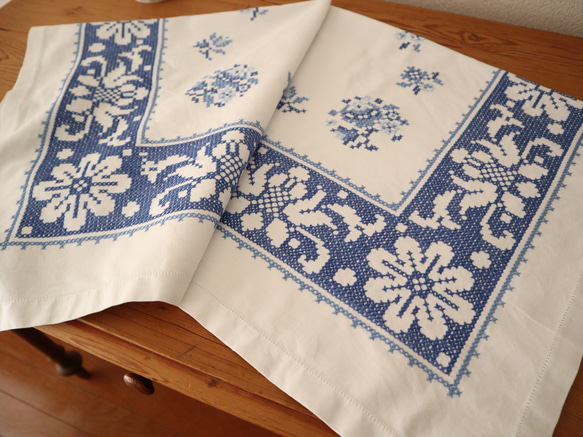 フランスの手仕事/細やかな青いお花の白抜き手刺繍 テーブルクロス　(ヴィンテージ） 9枚目の画像