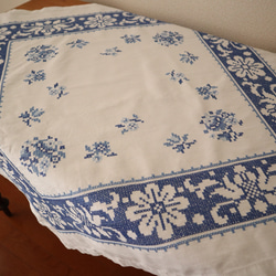 フランスの手仕事/細やかな青いお花の白抜き手刺繍 テーブルクロス　(ヴィンテージ） 4枚目の画像