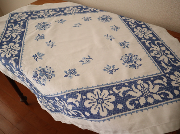 フランスの手仕事/細やかな青いお花の白抜き手刺繍 テーブルクロス　(ヴィンテージ） 4枚目の画像