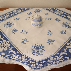 フランスの手仕事/細やかな青いお花の白抜き手刺繍 テーブルクロス　(ヴィンテージ） 1枚目の画像