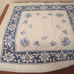 フランスの手仕事/細やかな青いお花の白抜き手刺繍 テーブルクロス　(ヴィンテージ） 2枚目の画像