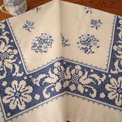 フランスの手仕事/細やかな青いお花の白抜き手刺繍 テーブルクロス　(ヴィンテージ） 14枚目の画像