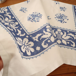 フランスの手仕事/細やかな青いお花の白抜き手刺繍 テーブルクロス　(ヴィンテージ） 13枚目の画像