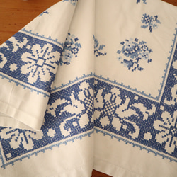 フランスの手仕事/細やかな青いお花の白抜き手刺繍 テーブルクロス　(ヴィンテージ） 17枚目の画像