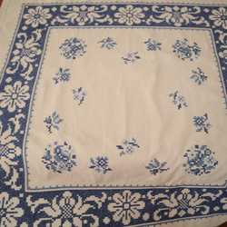 フランスの手仕事/細やかな青いお花の白抜き手刺繍 テーブルクロス　(ヴィンテージ） 3枚目の画像
