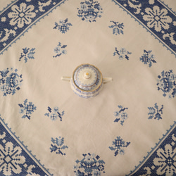 フランスの手仕事/細やかな青いお花の白抜き手刺繍 テーブルクロス　(ヴィンテージ） 7枚目の画像