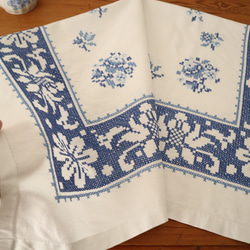 フランスの手仕事/細やかな青いお花の白抜き手刺繍 テーブルクロス　(ヴィンテージ） 12枚目の画像