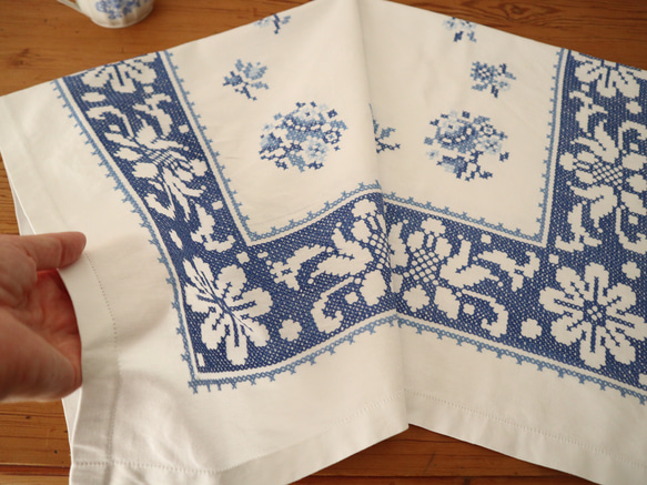 フランスの手仕事/細やかな青いお花の白抜き手刺繍 テーブルクロス　(ヴィンテージ） 12枚目の画像