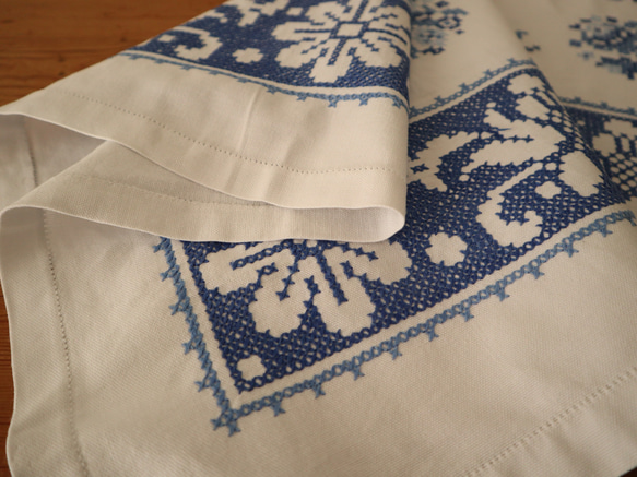 フランスの手仕事/細やかな青いお花の白抜き手刺繍 テーブルクロス　(ヴィンテージ） 15枚目の画像