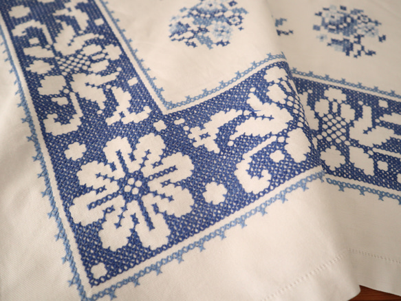 フランスの手仕事/細やかな青いお花の白抜き手刺繍 テーブルクロス　(ヴィンテージ） 11枚目の画像