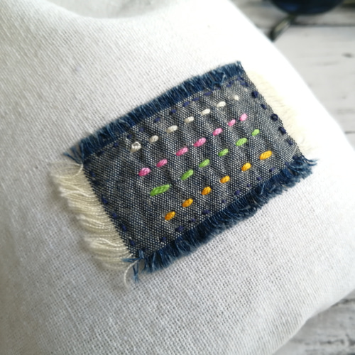 かわいい刺繍の巾着袋 白 4色のラインのワッペン ミニ巾着 かわいい刺繍の巾着袋 白 4色のラインのワッペン ミニ巾着