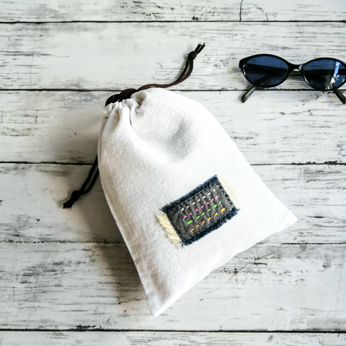 かわいい刺繍の巾着袋 白 4色のラインのワッペン ミニ巾着