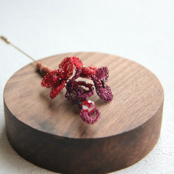秋の花❤赤のブローチ丨銅糸かぎ針編みビーズ丨ギフト・セレモニー 1枚目の画像