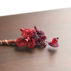 秋の花❤赤のブローチ丨銅糸かぎ針編みビーズ丨ギフト・セレモニー 7枚目の画像