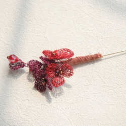 秋の花❤赤のブローチ丨銅糸かぎ針編みビーズ丨ギフト・セレモニー 5枚目の画像