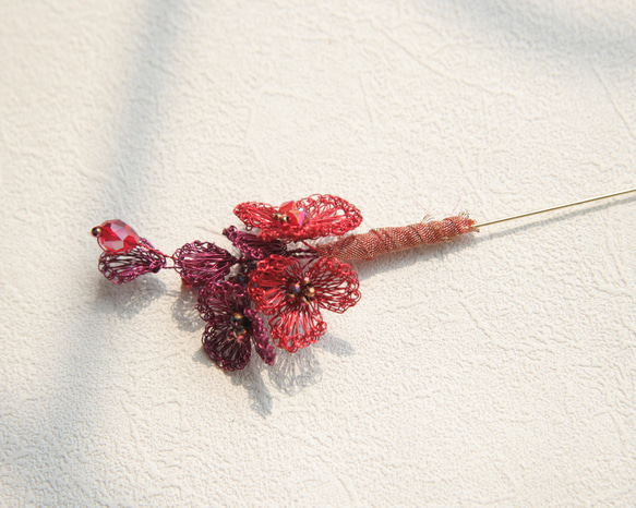 秋の花❤赤のブローチ丨銅糸かぎ針編みビーズ丨ギフト・セレモニー 5枚目の画像