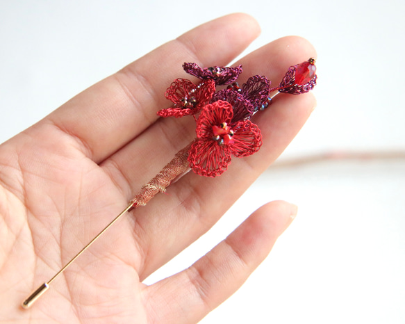 秋の花❤赤のブローチ丨銅糸かぎ針編みビーズ丨ギフト・セレモニー 3枚目の画像