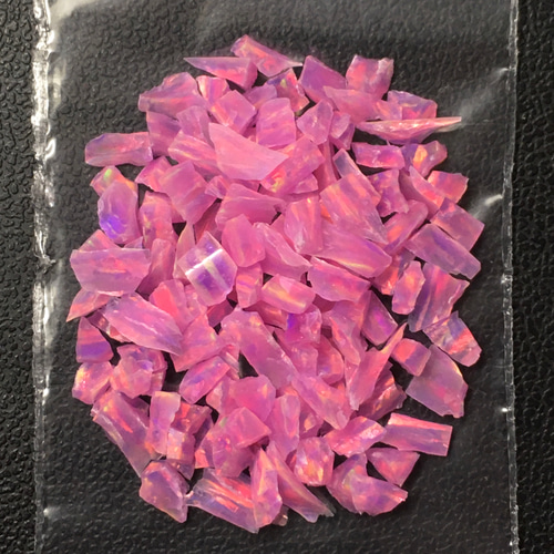 人工オパール》(ネオンオパール) 原石 パープル/赤斑 3.4g ⑫ (樹脂含