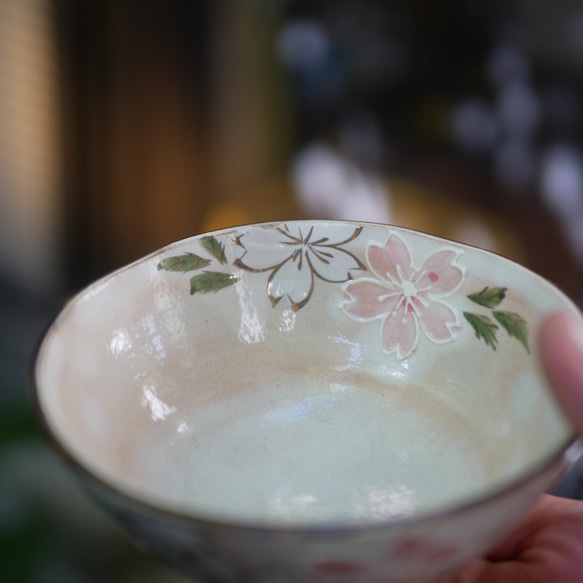 京焼・清水焼 ご飯茶碗　桜・イッチン/金彩　サイズ：大 3枚目の画像