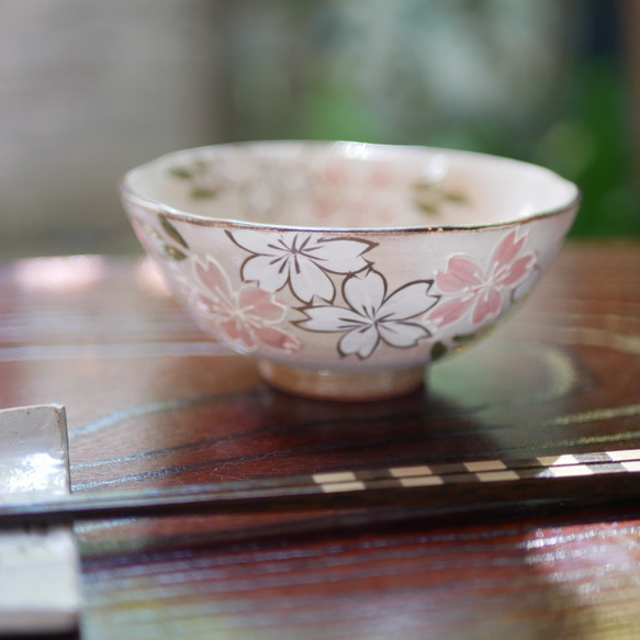 京焼・清水焼 ご飯茶碗　桜・イッチン/金彩　サイズ：大 1枚目の画像
