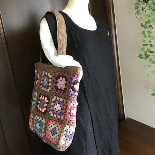 グラニースクエアモチーフ ラフィアモチーフトートバック コットン肩掛けグラニースクエアランダムモチーフバック(ネイビーor