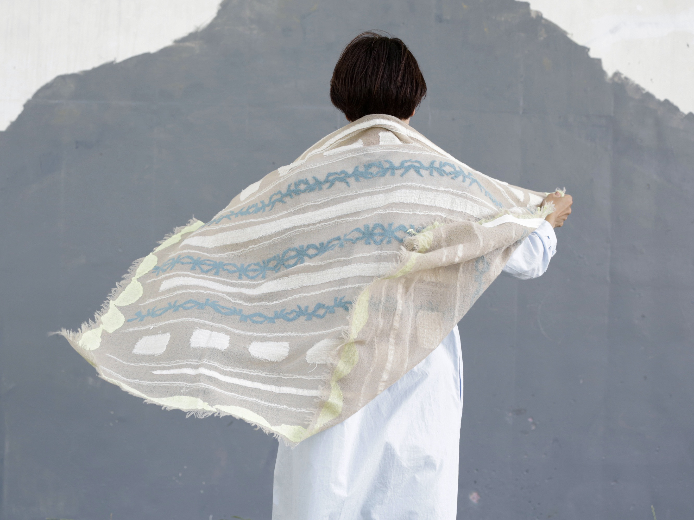 透明な輝きを纏う、極軽ウールストールスカイブルー×レモンイエロー【宝物へCRYSTAL】